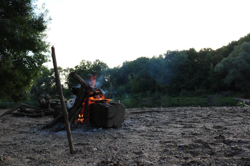 Lagerfeuer am Fluss Kupa